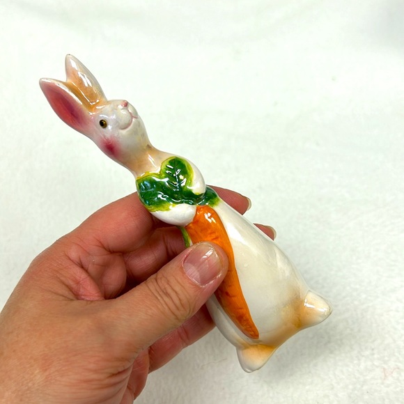 - Vintage GANZ iridescent  6” ceramic bunny holding a carrot - Picture 5 of 8